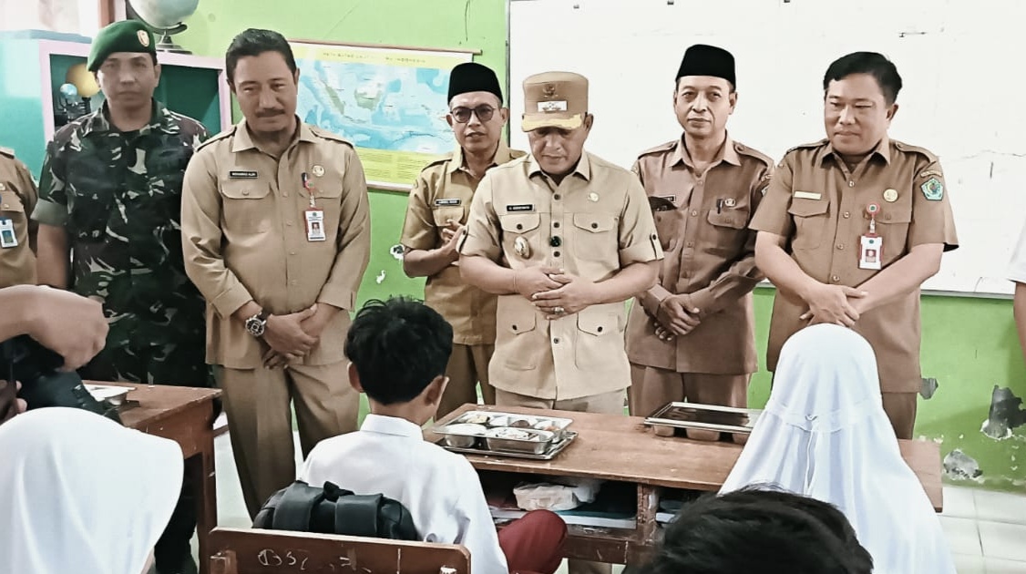 Wakil Bupati Pamekasan, Sukriyanto saat meninjau pembagian paket MBG untuk siswa SDN Laden 1 Pamekasan