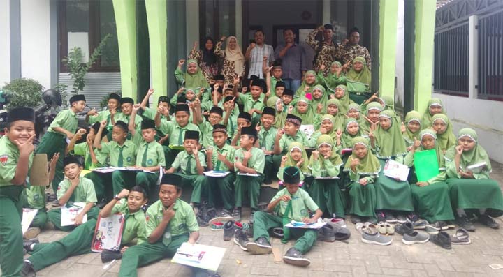 Para siswa MI Manbail Futuh foto bersama para jurnalis yang tergabung dalam RPS di Balai Wartawan.