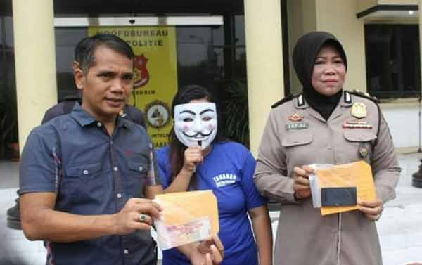 Tersangka saat dirilis di Mapolrestabes Surabaya.