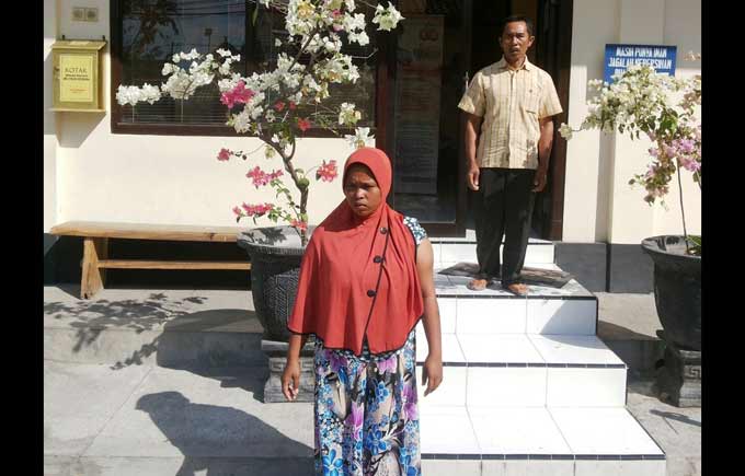 Korban bersama orang tuanya saat melapor ke Mapolres Situbondo.