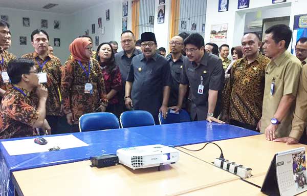Anggota Komisi E DPRD Jatim bersama Gubernur dan Kadindik saat meninjau pelaksanaan UNBK hari pertama di SMAN 10 Surabaya.
