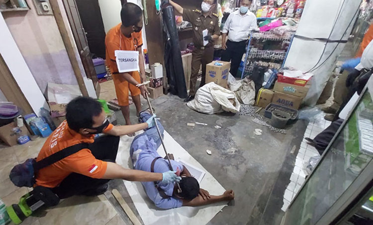 Rekonstruksi pembunuhan Juragan Bisri. (foto: ist)