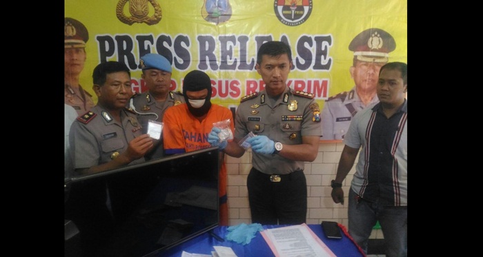 Tersangka yang diamankan petugas Pospam Natal dan Tahun Baru 2018, yang berada di depan Pasar Krian. 