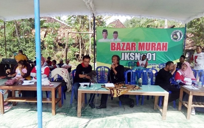 Masruri Abdul Ghoni, Ketua JKSN Pacitan saat membuka bazar murah di Desa Bomo, Kecamatan Punung.