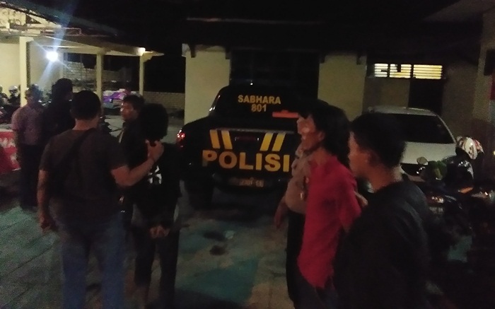 Kedua pelaku pembobol rumah mewah saat dikeler petugas.
