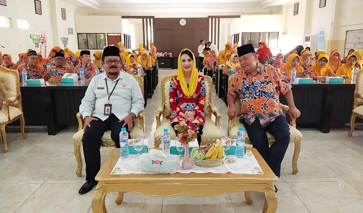 Ketua TP PKK Arumi Emil Dardak bersama Kaper BKKBN Jatim Yenrizal Makmur foto bersama para pengurus PWRI Jatim. foto: YUDI A/ BANGSAONLINE