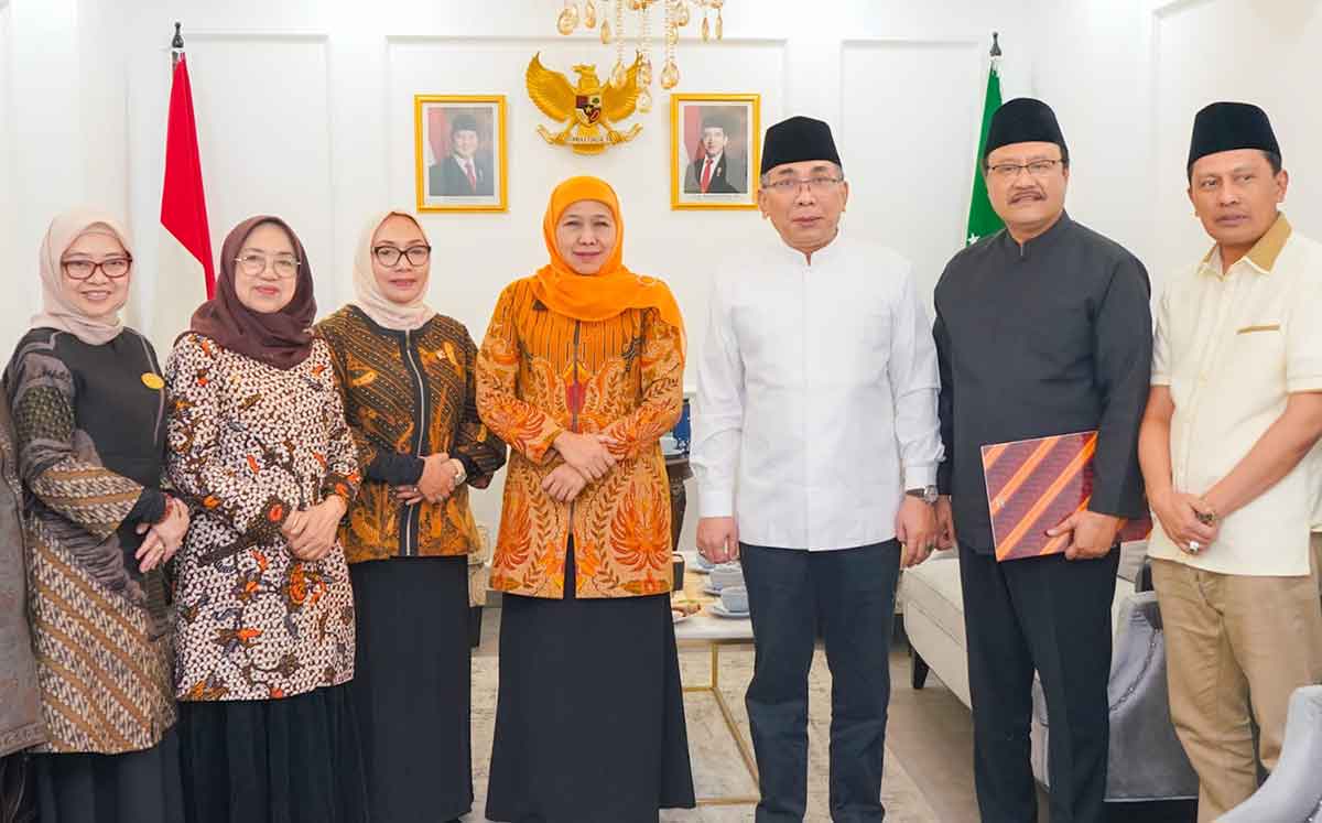 Ketua Umum PP Muslimat NU, Khofifah Indar Parawansa, saat silaturahmi dengan Ketua Umum PBNU, KH Yahya Cholil Staquf, beserta jajaran.