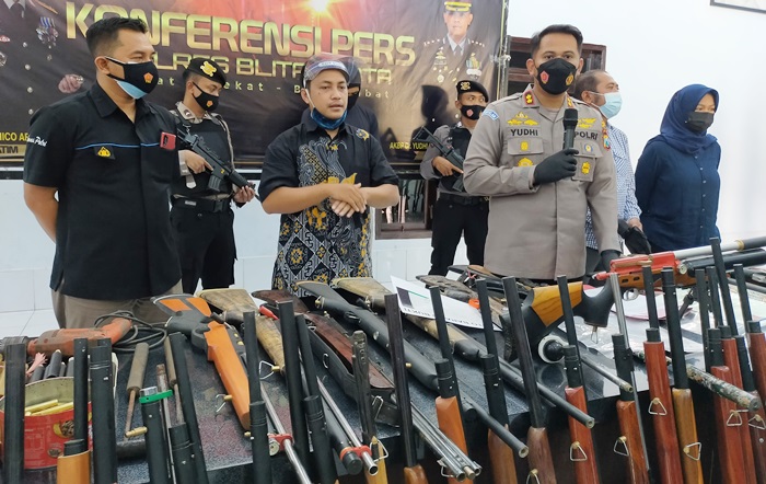 AKBP Yudhi saat merilis pemilik industri rumahan W beserta 135 pucuk senapan angin di Mapolres Blitar Kota.