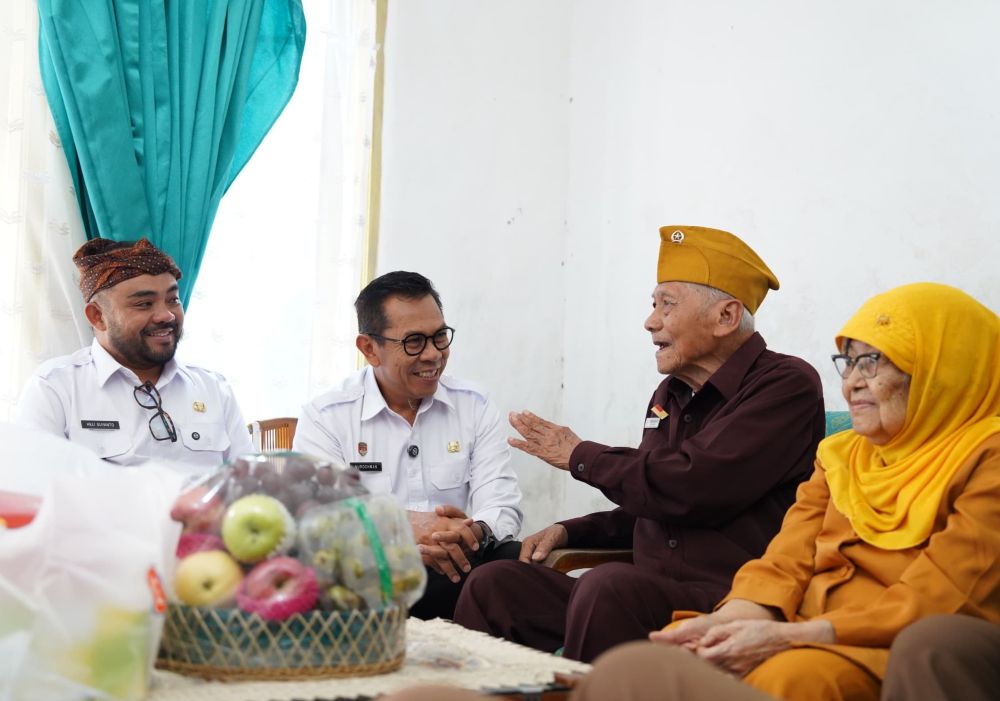 Wali Kota Nurochman dan Wakil Wali Kota Batu Heli Suyanto saat mengunjungi kediaman salah satu veteran di Kota Batu