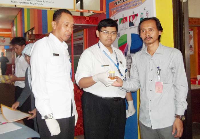Kepala BNNK Nganjuk AKBP Agus Irianto (kiri), ketika mendampingi Ketua KPU Nganjuk Agus Rahman Hakim (kanan), saat menyerahkan sample urine. Foto: BAMBANG D J/ BANGSAONLINE