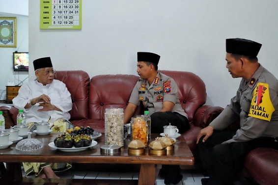 Kapolresta Sidoarjo ketika bertemu dengan Ketua MUI Jawa Timur.