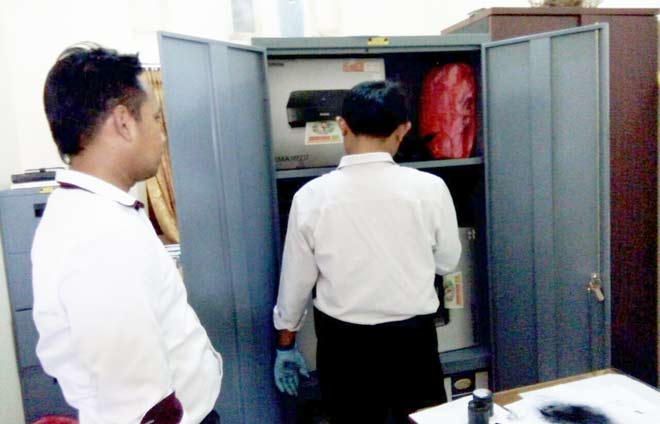 Polisi memeriksa lemari kantor Kelurahan Bence? setelah dibobol pencuri
