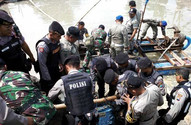 Alat berat dan diesel yang disita polisi dari lokasi penambangan ilegal di Desa Bugasurkedaleman, Kecamatan Gudo, Kabupaten Jombang, Selasa (30/5/2017). foto: ROMZA/ BANGSAONLINE