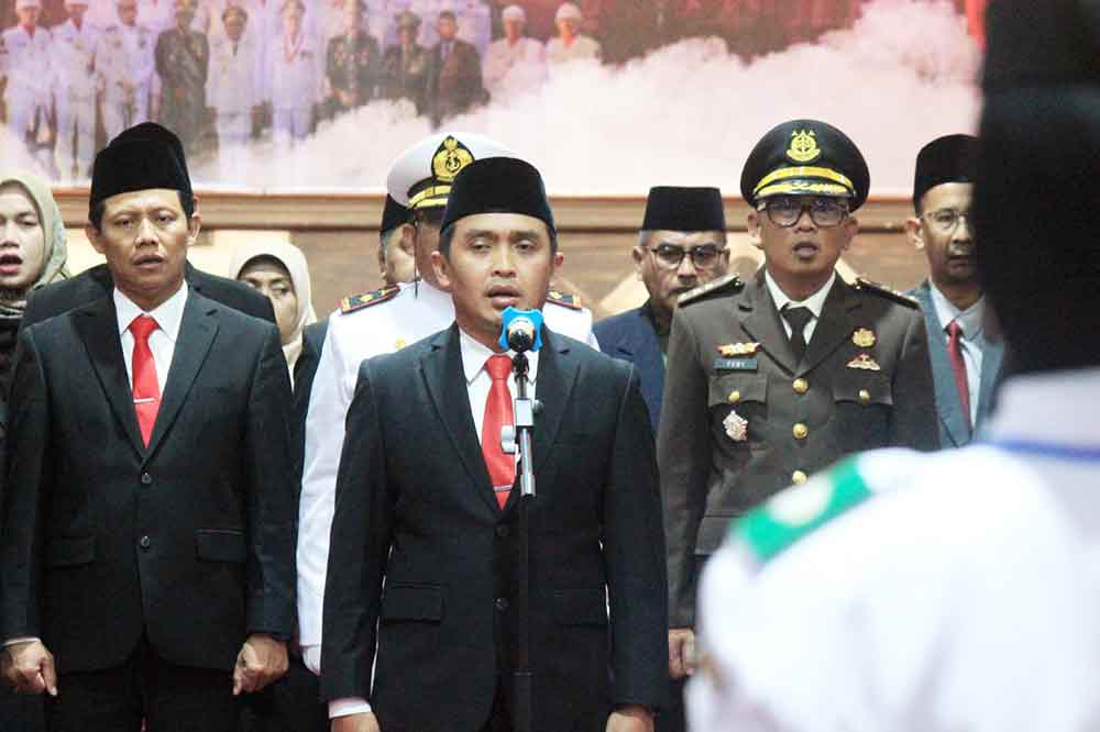 Wali Kota Pasuruan, Adi Wibowo mengukuhkan anggota Paskibraka 2025. (Ist)