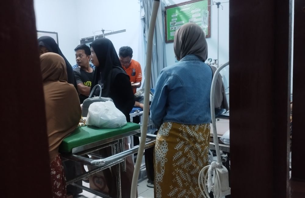 Tim Inafis Polres Pamekasan saat memeriksa siswa yang diduga keracunan MBG