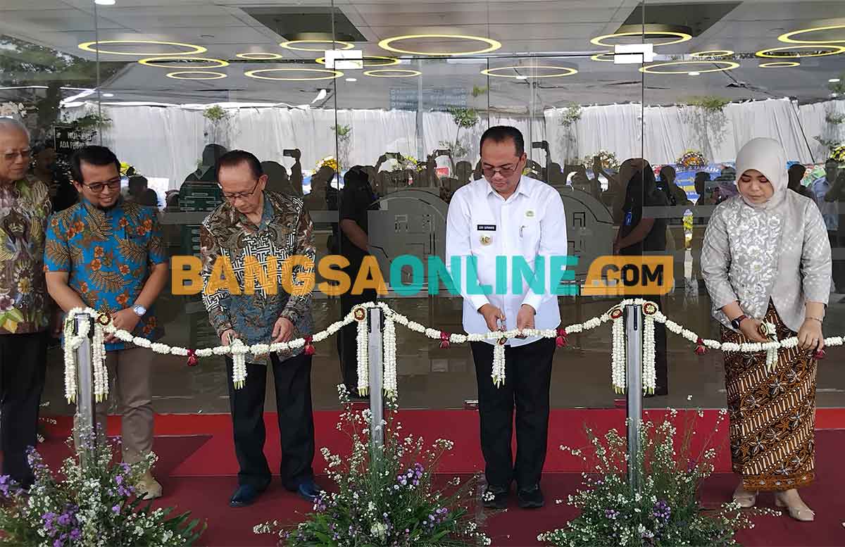Pj Wali Kota Madiun saat memotong untaian melati sebagai tanda beroperasinya RS Hermina. Foto: HENDRO SUHARTONO/BANGSAONLINE