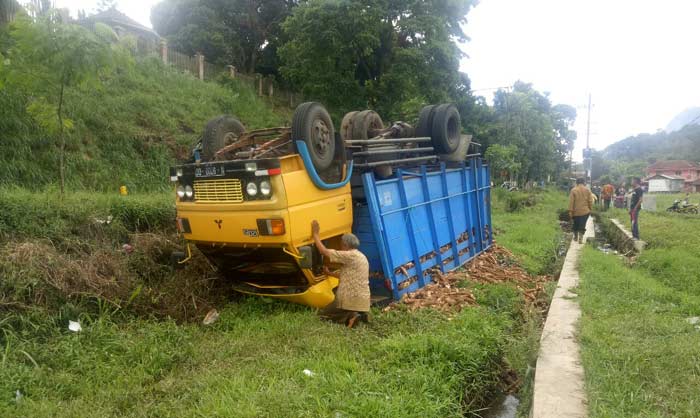 Kondisi truk yang terbalik akibat kelebihan muatan.