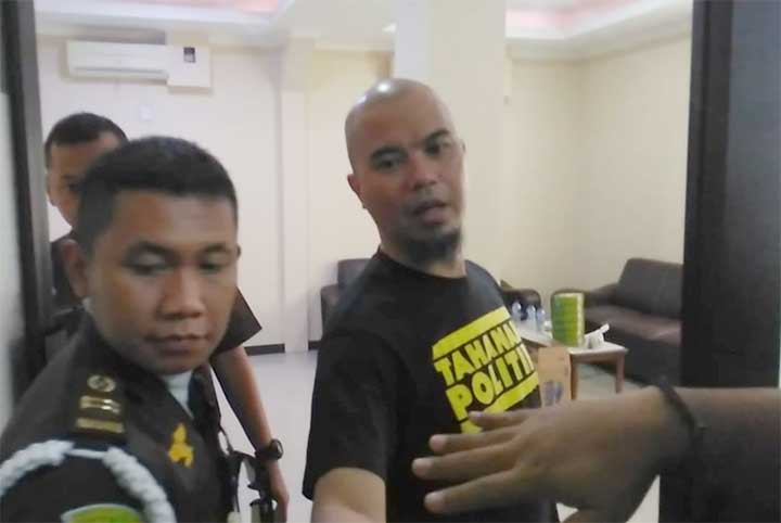 Ahmad Dhani saat berada di PN Surabaya.