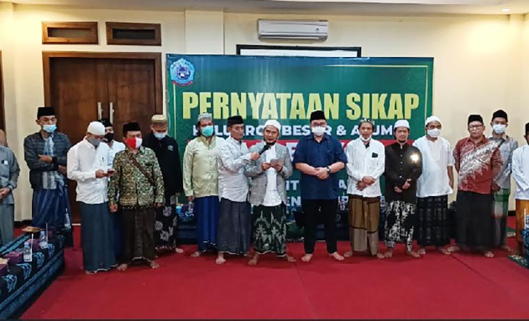 Calon Bupati Kediri Hanindhito Himawan Pramana, saat menerima dukungan dari para Gawagis dan keluarga besar dan alumni Ponpes Lirboyo. foto: MUJI HARJITA/ BANGSAONLINE