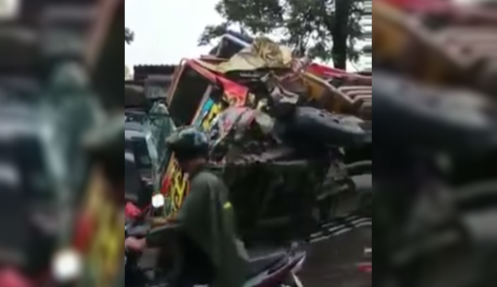 Truk bermuatan jeruk terguling di jalan raya Sitanggal-Larangan tepatnya di depan SMA Negeri larangan. Jum