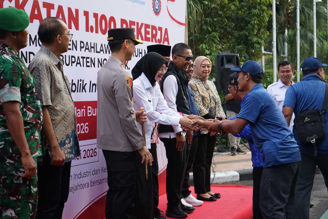 Wali Kota Kediri saat bersalaman dengan pekerja hang akan berangkat ke museum Marsinah