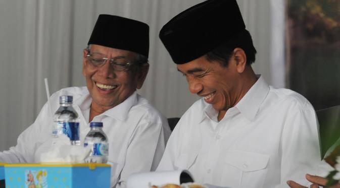KH Hasyim Muzadi bersama Jokowi. foto: liputan 6