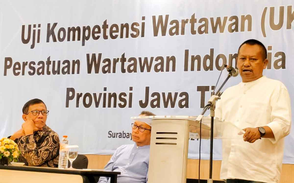 Ketua PWI Jatim, Lutfil Hakim, saat memberi sambutan.