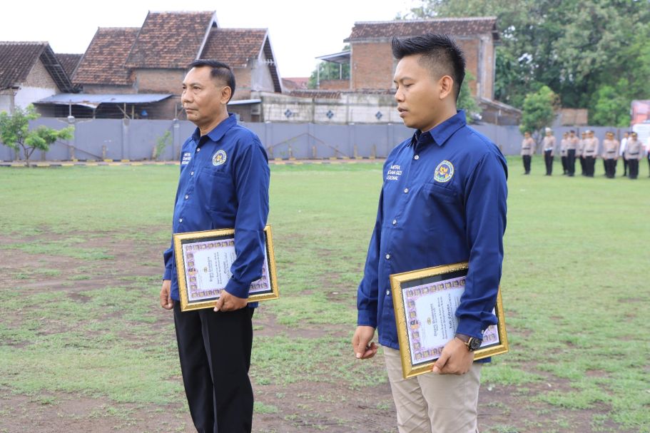 Dua warga yang mendapat penghargaan dari Polres Madiun
