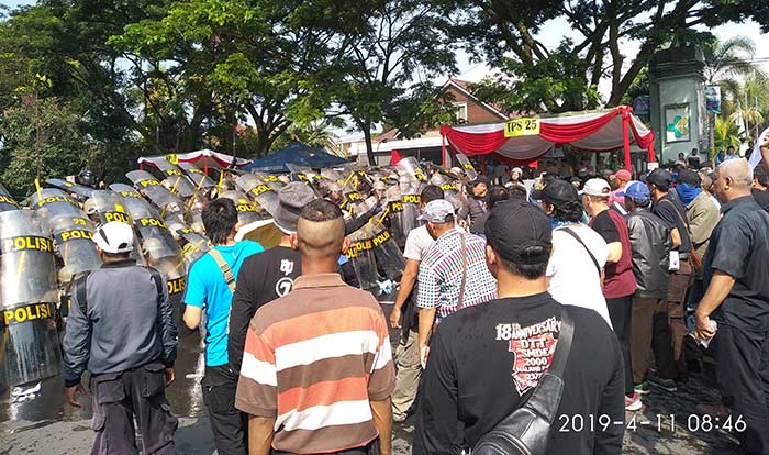 Simulasi pengamanan Pemilu yang digelar oleh personil Polres Malang Kota dan Brimob Polda Jatim, Kamis (11/4). foto: IWAN IRAWAN/ BANGSAONLINE