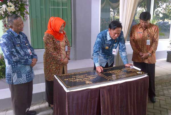 Bupati Gresik, Sambari HR saat teken prasasti gedung baru DPPKAD. (foto: syuhud/BANGSAONLINE)