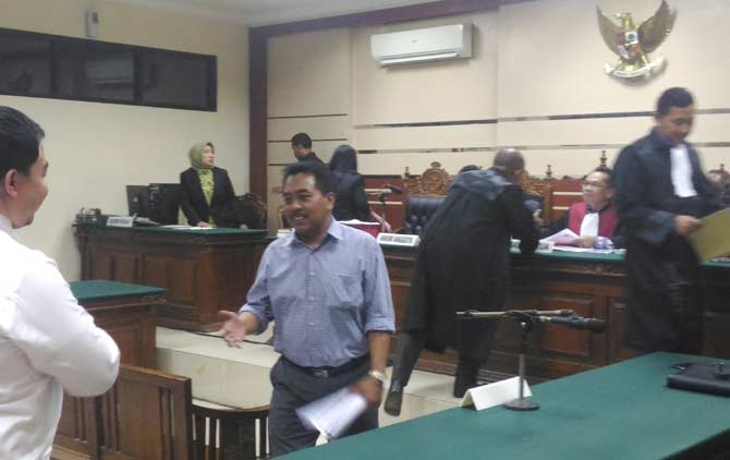 Wakil Wali Kota Probolinggo, M. Suhadak, usai menjalani persidangan di PN Tipikor Jatim. foto: NANANG/ BANGSAONLINE