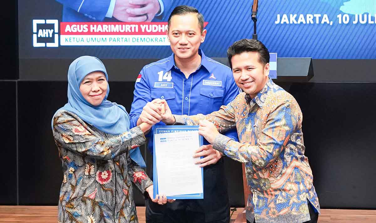 Khofifah Indar Parawansa dan Emil Elestianto Dardak saat menerima rekom dari Ketua Umum Demokrat, Agus Harimurti Yudhoyono, untuk maju di Pilgub Jatim 2024.