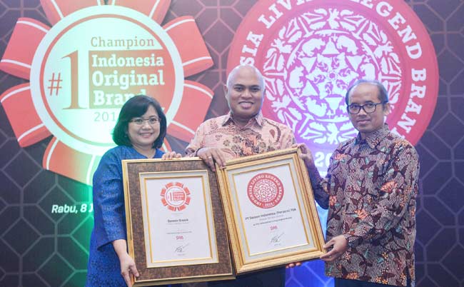 Pemimpin Usaha Majalah SWA Zetta Saraswati, Direktur Komersial Semen Gresik Mukhamad Saifudin (tengah), dan Pimred Majalah SWA Sudjatmaka saat penyerahan penghargaan di Jakarta. foto: SYUHUD/ BANGSAONLINE