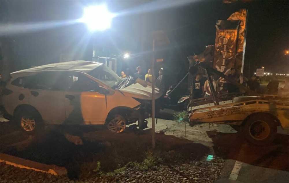 Evakuasi Mobil Terios usai mengalami laka dengan KA Wijaya Kusuma di Kecamatan, Beji Pasuruan. (dok. Ist)