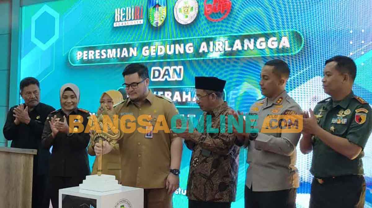 Bupati Kediri saat meresmikan pemakaian Gedung Airlangga bersama jajaran pejabat terkait. Foto: MUJI HARJITA/BANGSAONLINE