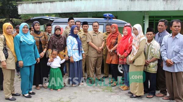 Ketua DPRD kabupaten Kediri Sulkani foto bersama usai menyerahkan secara simbolis bantuan mobil ambulans kepada kepala desa Tegalan Kecamatan Kandat Mahrus Zaman. foto: arif kurniawan/ BANGSAONLINE
