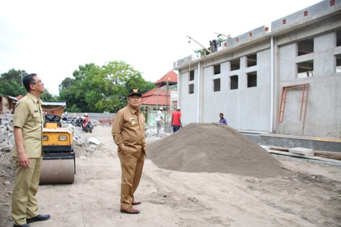MOLOR: Bupati Sidoarjo H Saiful Ilah saat sidak proyek RPH Krian yang molor, Senin (31/12). foto: Ist