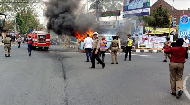 Mobil VW yang terbakar dan PMK  yang sudah ada di TKP. foto: Akina Nur Alana/ BANGSAONLINE