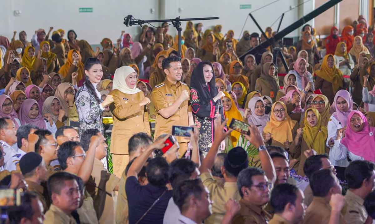 Gubernur Khofifah bersama wakilnya, Emil Elestianto Dardak, saat menyapa puluhan ribu ASN di Jawa Timur.