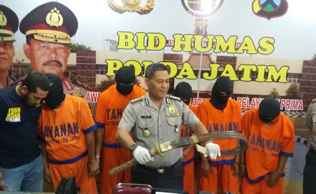 Kombes Pol Argo menunjukan BB milik kelompok Bajing Ireng asal Pasuruan. foto: BANGSAONLINE