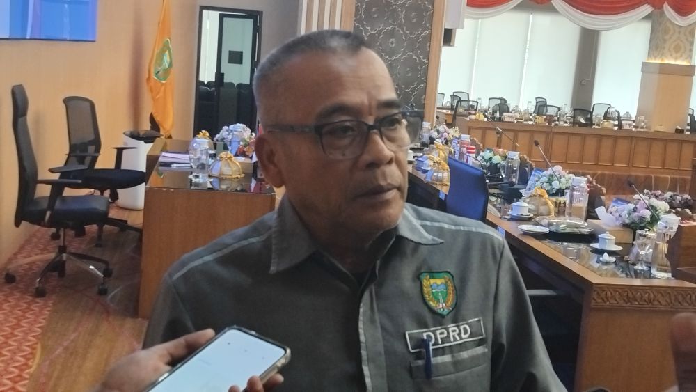 Ketua DPRD Kota Madiun, Armaya saat memberi keterangan kepada awak media. Foto: Hendro Suhartono/BANGSAONLINE