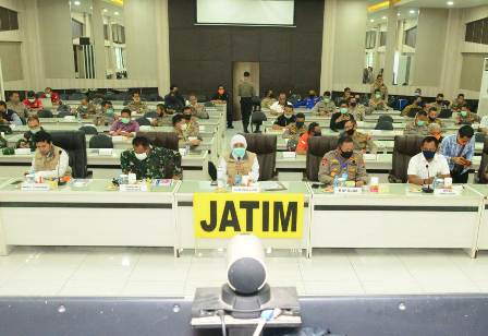 Gubernur Jawa Timur Khofifah Indar Parawansa saat rapat virtul bersama Forpimda di Mapolda Jawa Timur, Kamis (9/4/2020). foto: istimewa/ BANGSAONLINE.COM