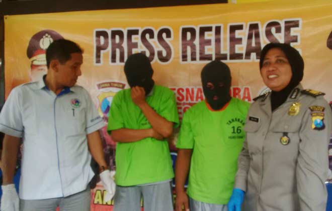 Pelaku saat dirilis di Mapolres Tuban. foto: SUWANDI/ BANGSAONLINE