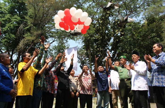 Pelepasan balon dan burung merpati sebagai tanda deklarasi damai pemilihan presiden (Pilres) dan pemilihan legislatif (Pileg) tahun 2019. foto: ANDI F/ BANGSAONLINE