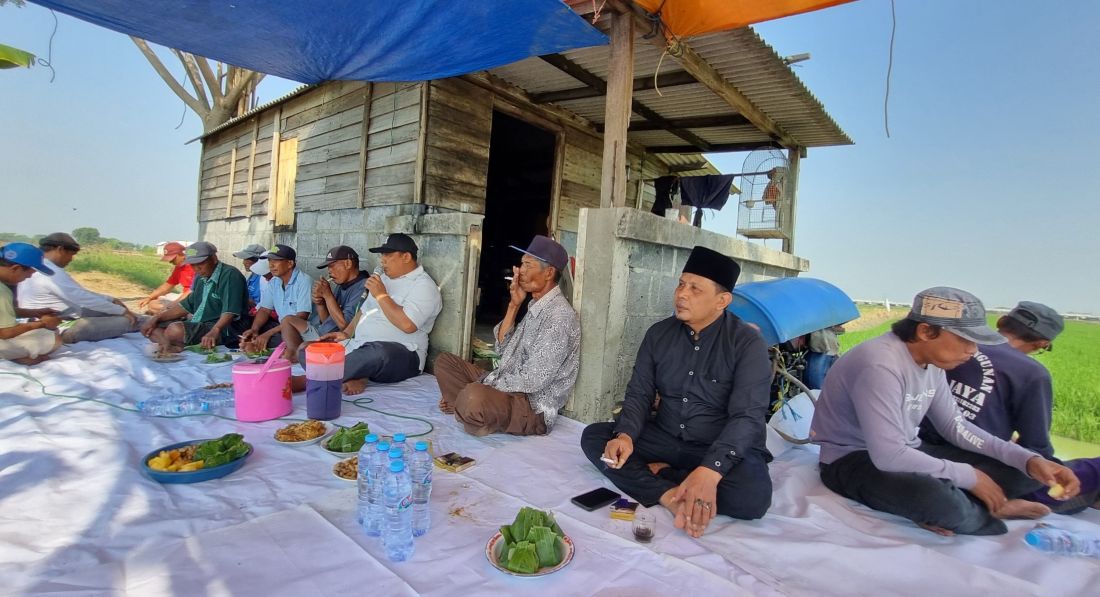 Kades Kedanyang, Mustofa (tiga dari kanan) saat serap aspirasi  petani di area persawahan. FOTO: ist.
