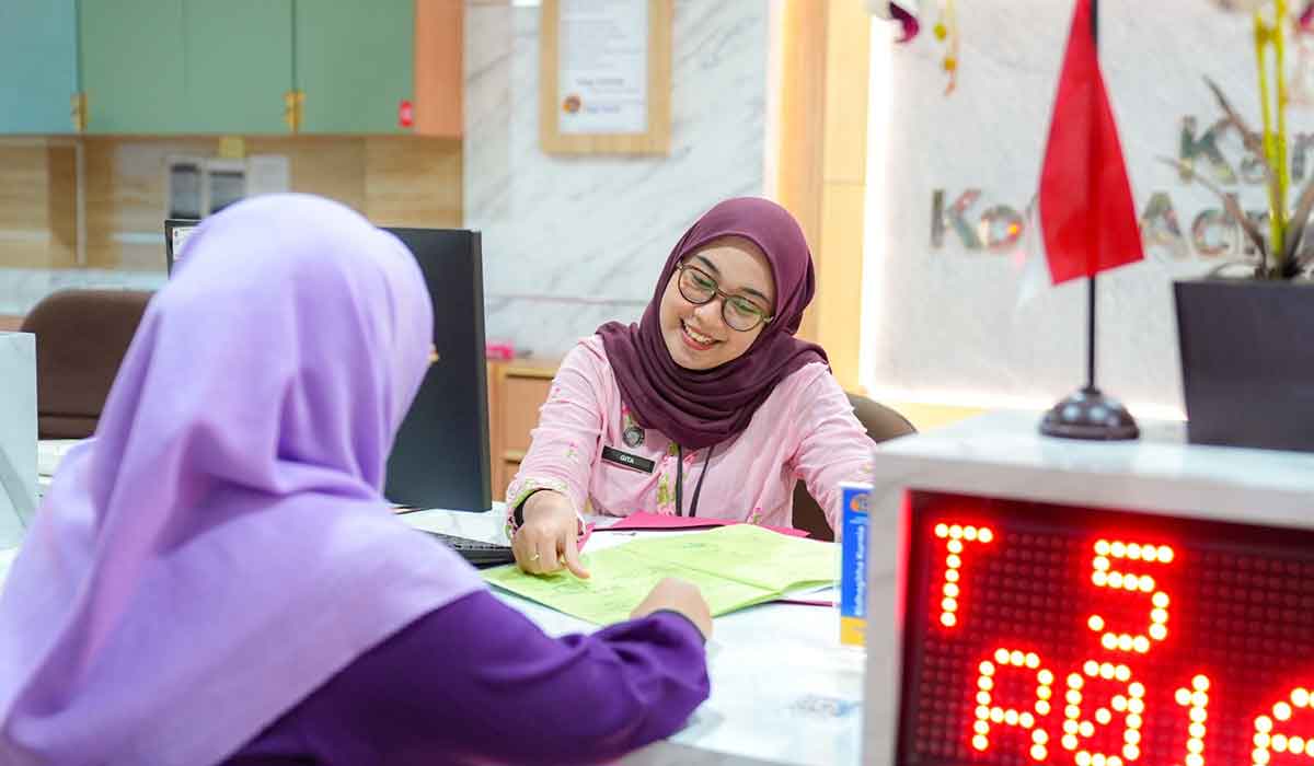 Petugas dari Kementerian ATR/BPN saat melayani masyarakat. 