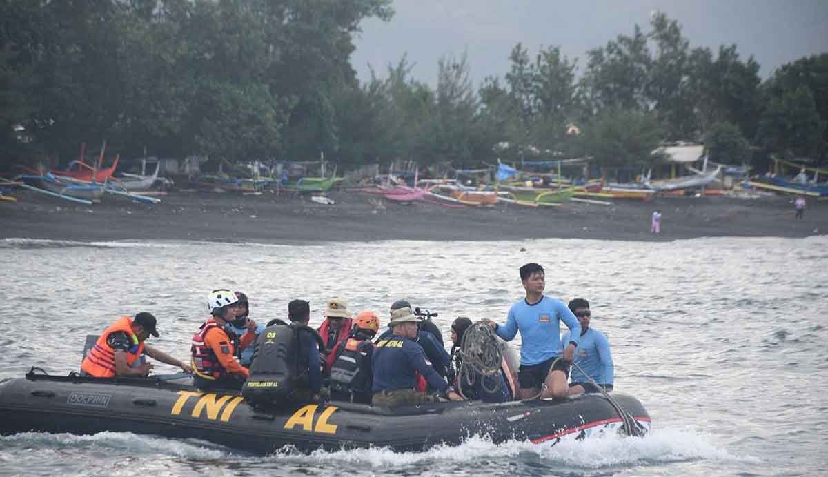 Tim selam dari Koarmada II, berama Tim SAR gabungan melakukan Operasi pencarian dan penyelamatan (SAR) KMP Tunu Pratama Jaya di Selat Bali.
