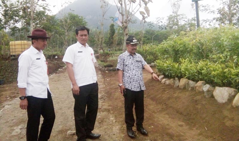 Wakil Wali Kota Batu Punjul Santoso mengecek kesiapan lokasi Gerakan Nasional Pengendalian Daerah Aliran Sungai di AMKE Kota Batu.
