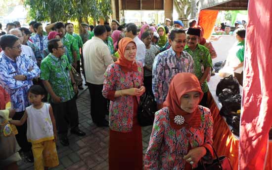 Ibu Wakil Bupati Hj. Siti Maimunah Salwa Arifin didampimngi Sekda dan Kadiskoperindag H. Harimas saat Tinjau Pasar Murah. (foto: sugiyanto/BANGSAONLINE)
