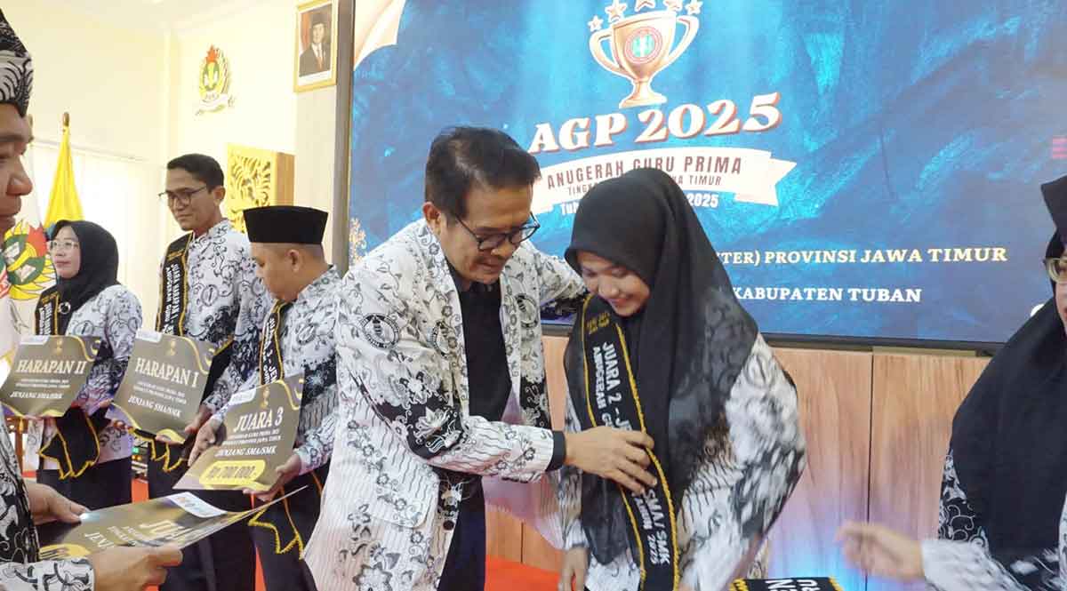 Rektor Unirow Tuban, Prof Warli, saat memberi penghargaan kepada salah satu guru berprestasi.